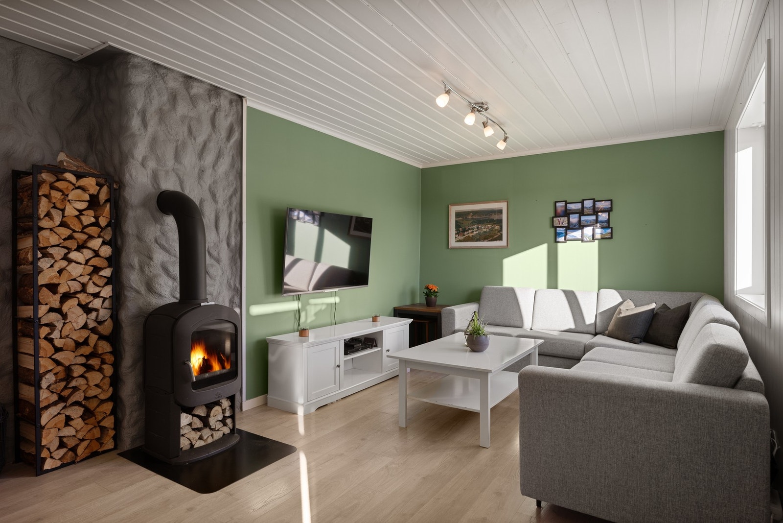 Hyggelig halvpart av en vertikaldelt tomannsbolig, opprinnelig oppført i 1953. Galleribilde