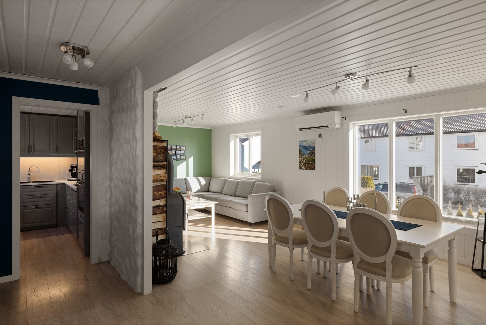 Spisestuen er strategisk plassert like utenfor kjøkkenet. Galleribilde