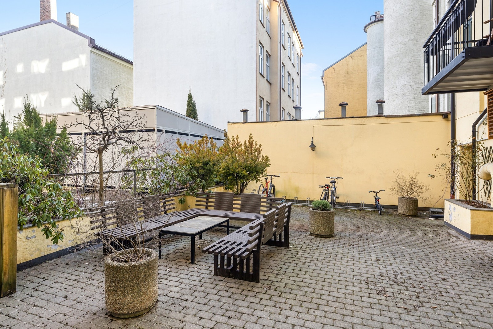 En liten Oase midt på Grünerløkka så fort våren setter igang! Her er det også hageslange og sykkelparkering Galleribilde