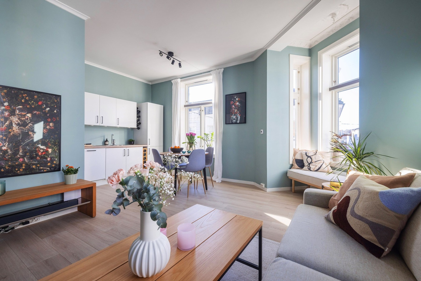 Det er lagt varme i gulvet i stue og kjøkken. Det er superdeilig! Galleribilde