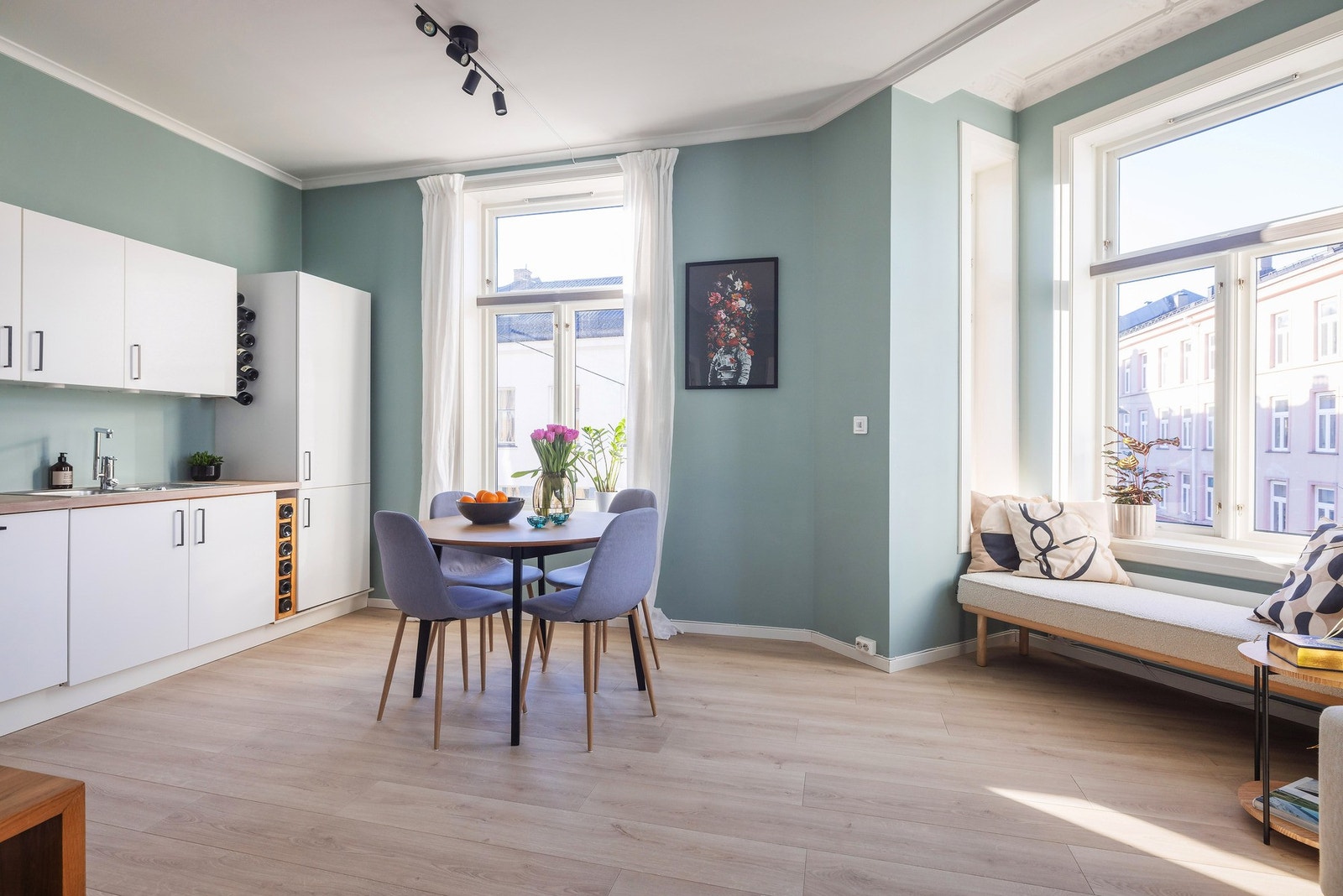 Arealet i stuen deles naturlig inn i flere soner og sittegrupper Galleribilde