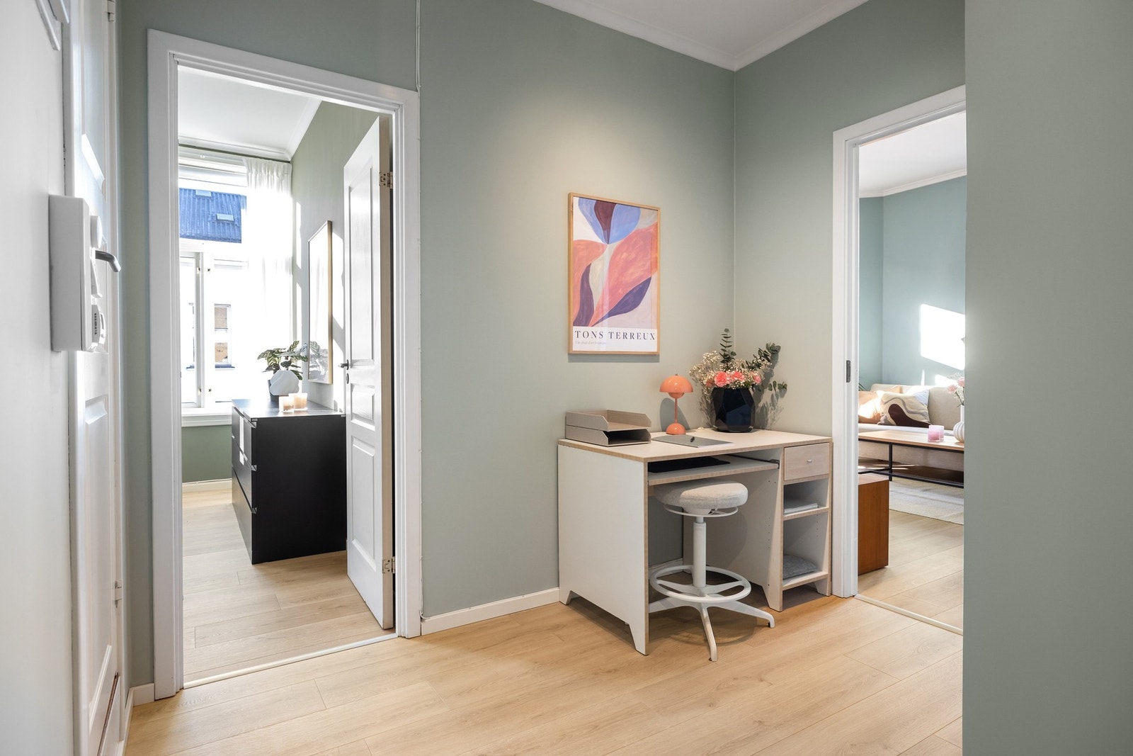 Gangen benyttes som et praktisk, separat hjemmekontor. Alternativt kan plassen benyttes til ytterligere skapplass i gangen. Legg også merke til gjennomgående gulv uten store terskler, perfekte arbeidsforhold for en robotstøvsuger. Galleribilde