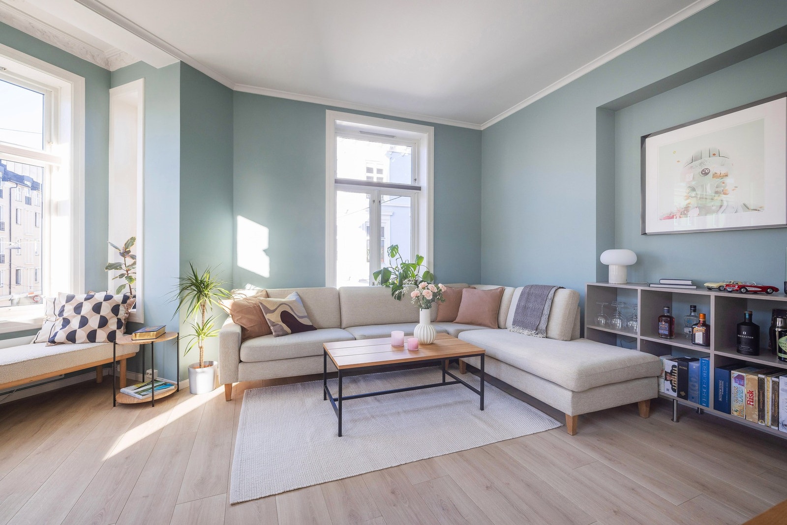 Takhøyde på ca. 2.87m gir en svært luftig romfølelse. Galleribilde