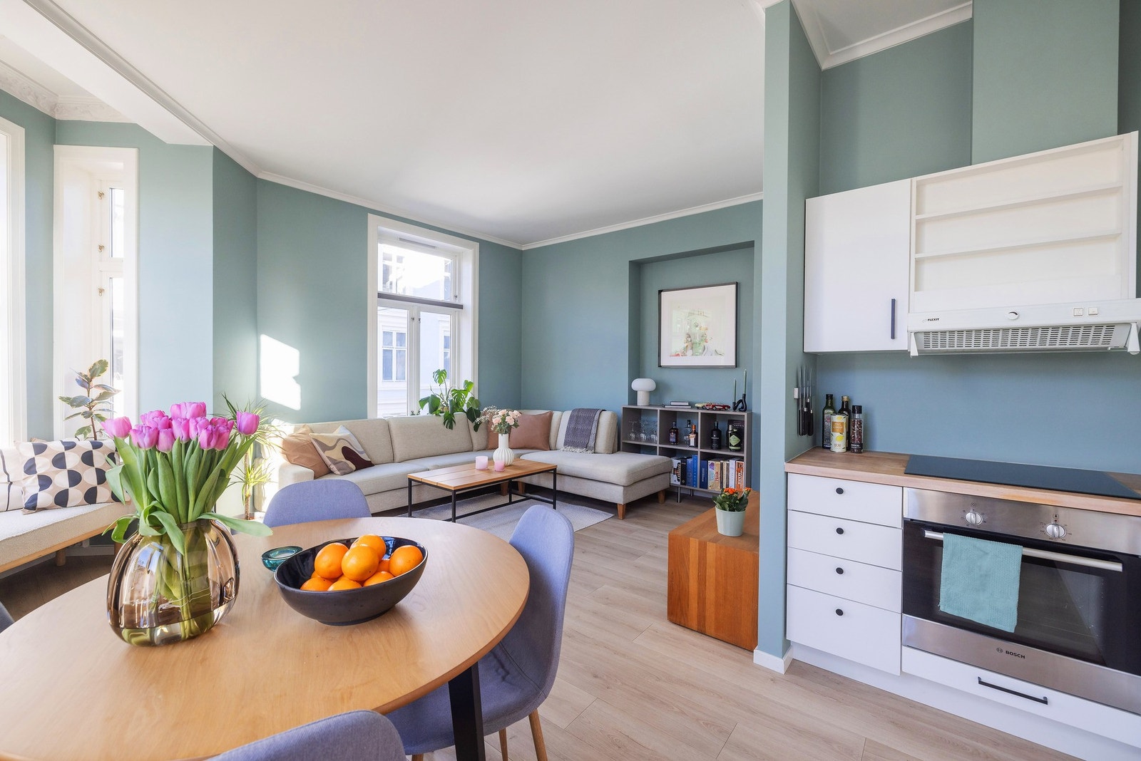 God oppbevaringsplass med skuffer og overskap, samt integrert komfyr og induksjonsplatetopp. Galleribilde