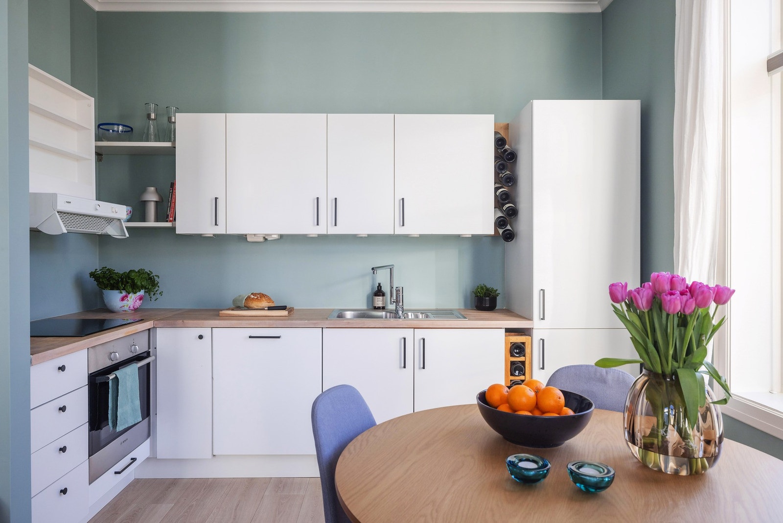 Leiligheten har en attraktiv planløsning. Kjøkken og stue i åpen løsning med godt med plass mellom sonene. Det liker vi! Galleribilde