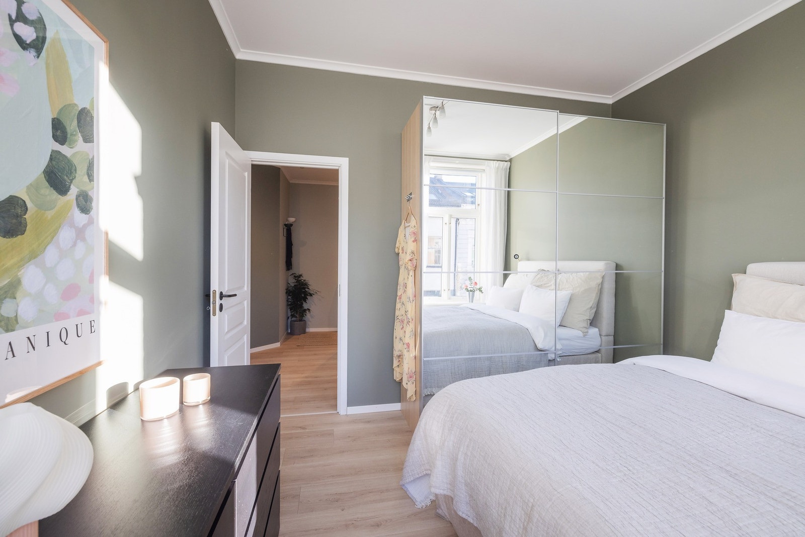 I tillegg plass til stor kommode i fotenden av sengen Galleribilde