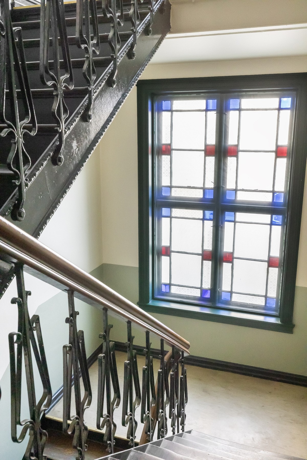 Hyggelig, klassisk oppgang med godt lysinnslipp Galleribilde