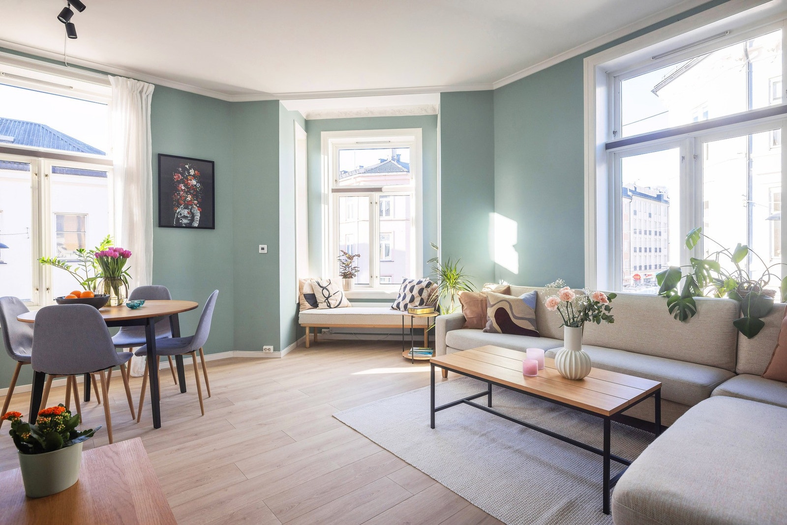 Hjørneleilighet med store vinduer gir svært godt lysinnslipp og en veldig god romfølelse Galleribilde