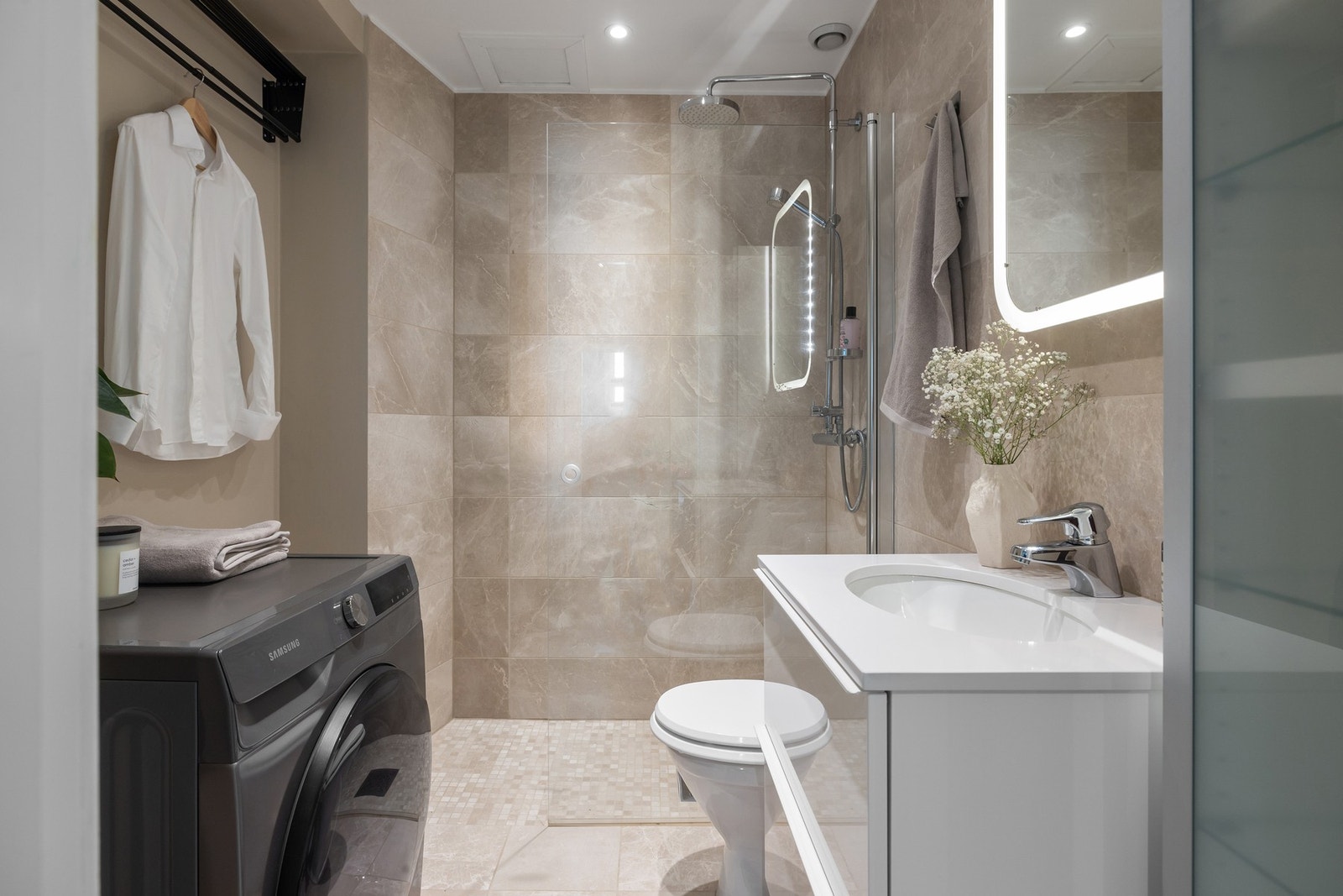 Fresht og moderne bad med flislagte vegger og gulv, samt varme i gulvet Galleribilde