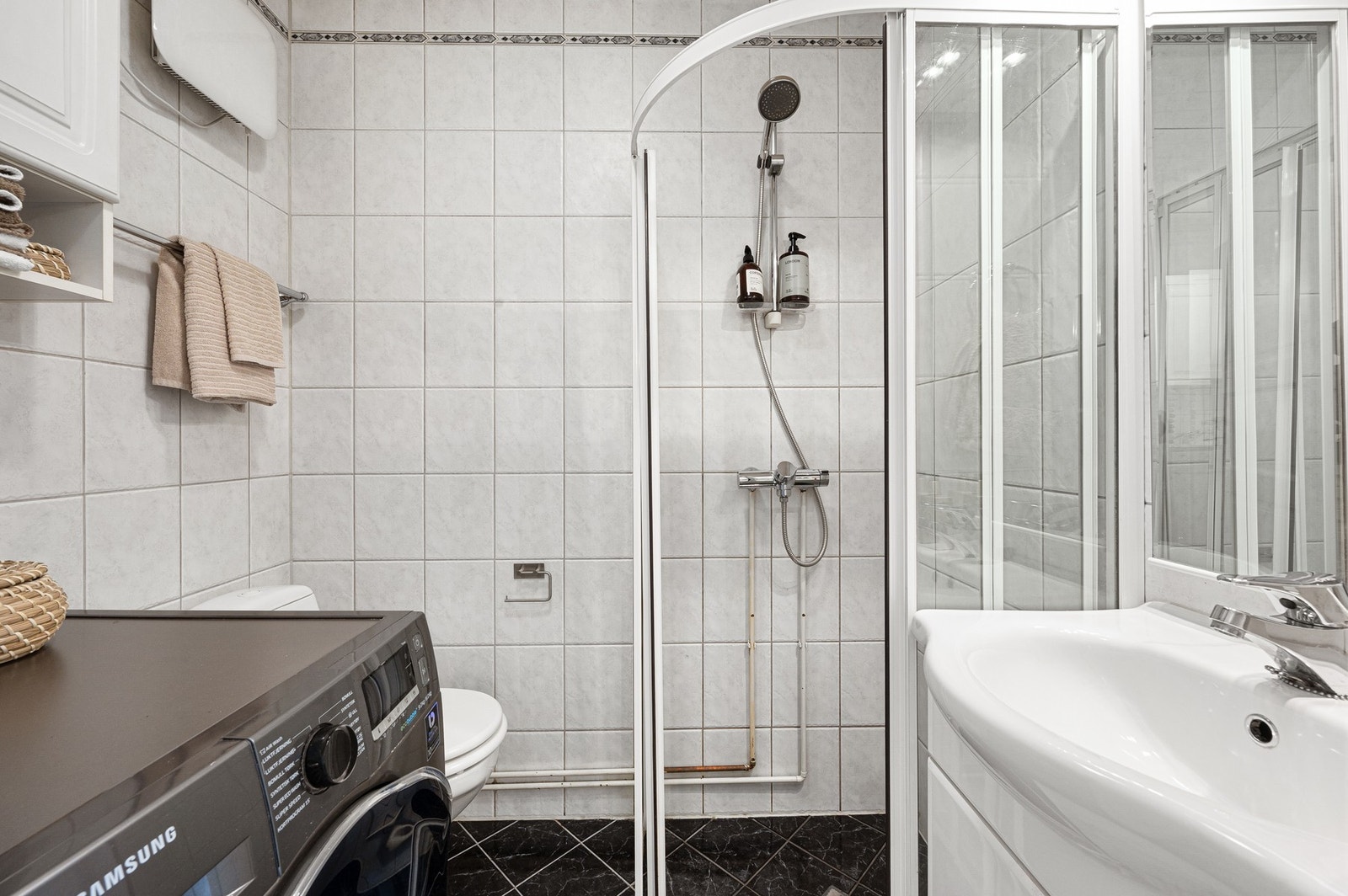 Lyst baderom som ble oppgradert i 2004. Galleribilde