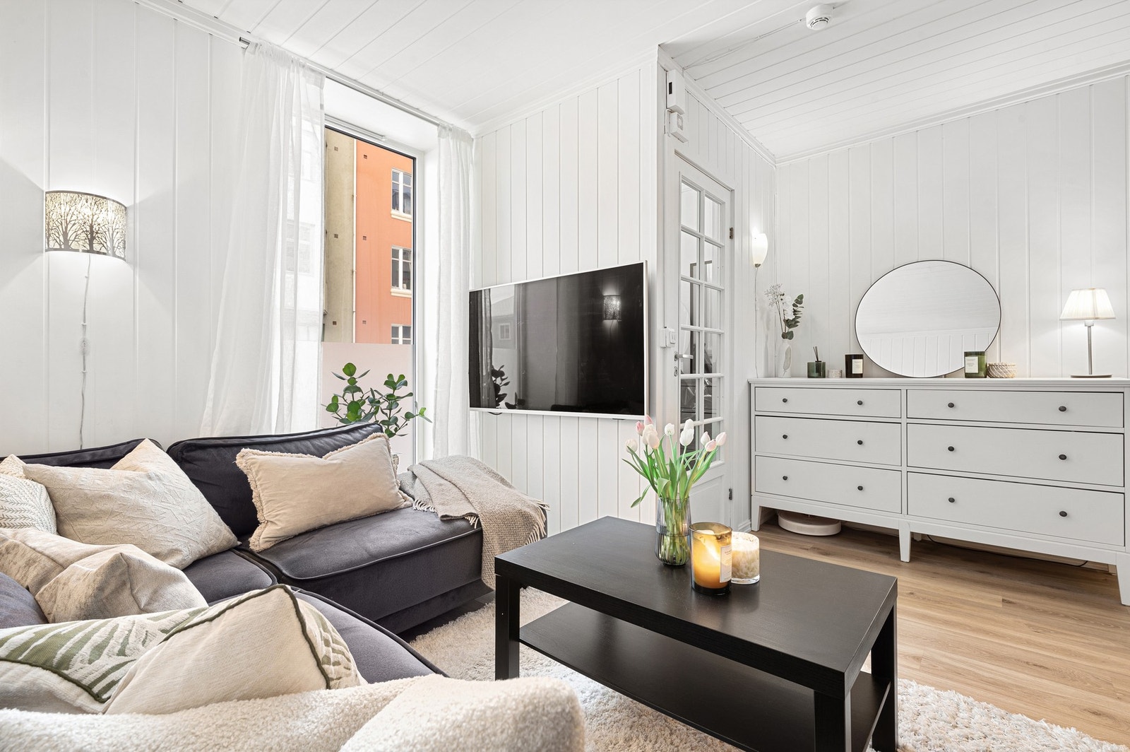 Stuen har god plass til både sofagruppe og spisebord. Galleribilde