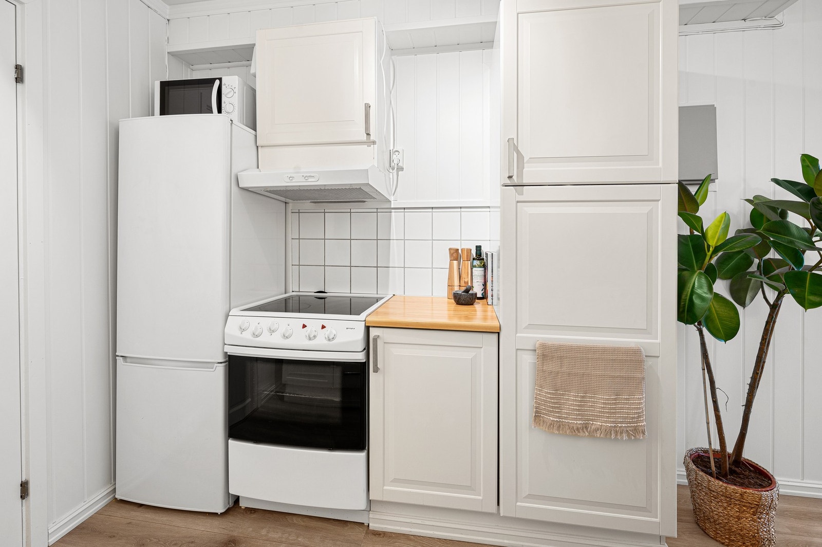 Kjøkkenet har skaphengt ventilator, samt kran og avløp for oppvaskmaskin. Galleribilde