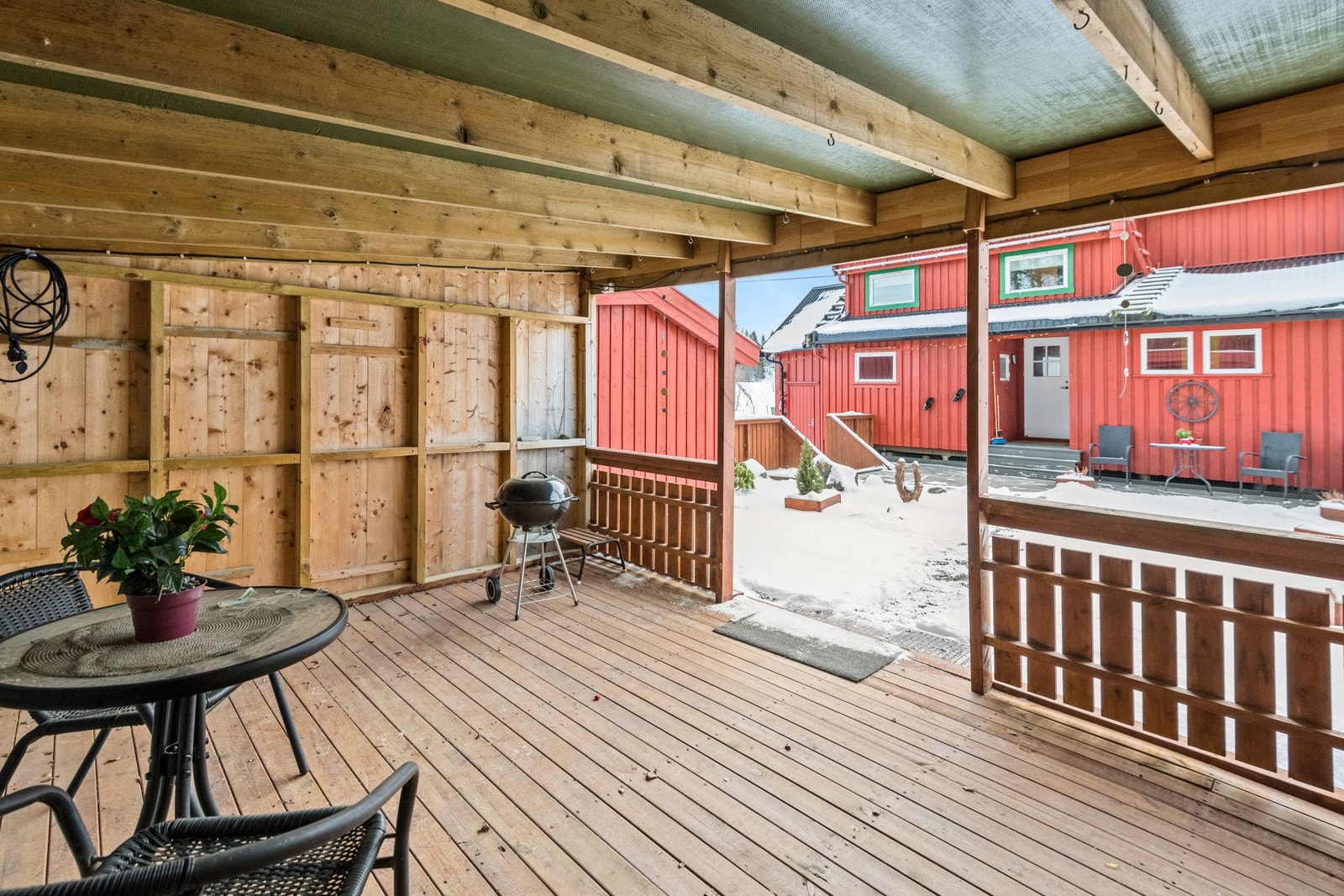 Ved garasjen er det etablert en lun og trivelig utestue. Galleribilde