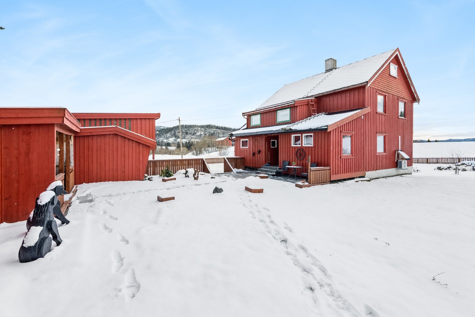 Boligen ligger ca. 1 km fra Markabygda Montessoriskole og Markabygda stadion. Galleribilde