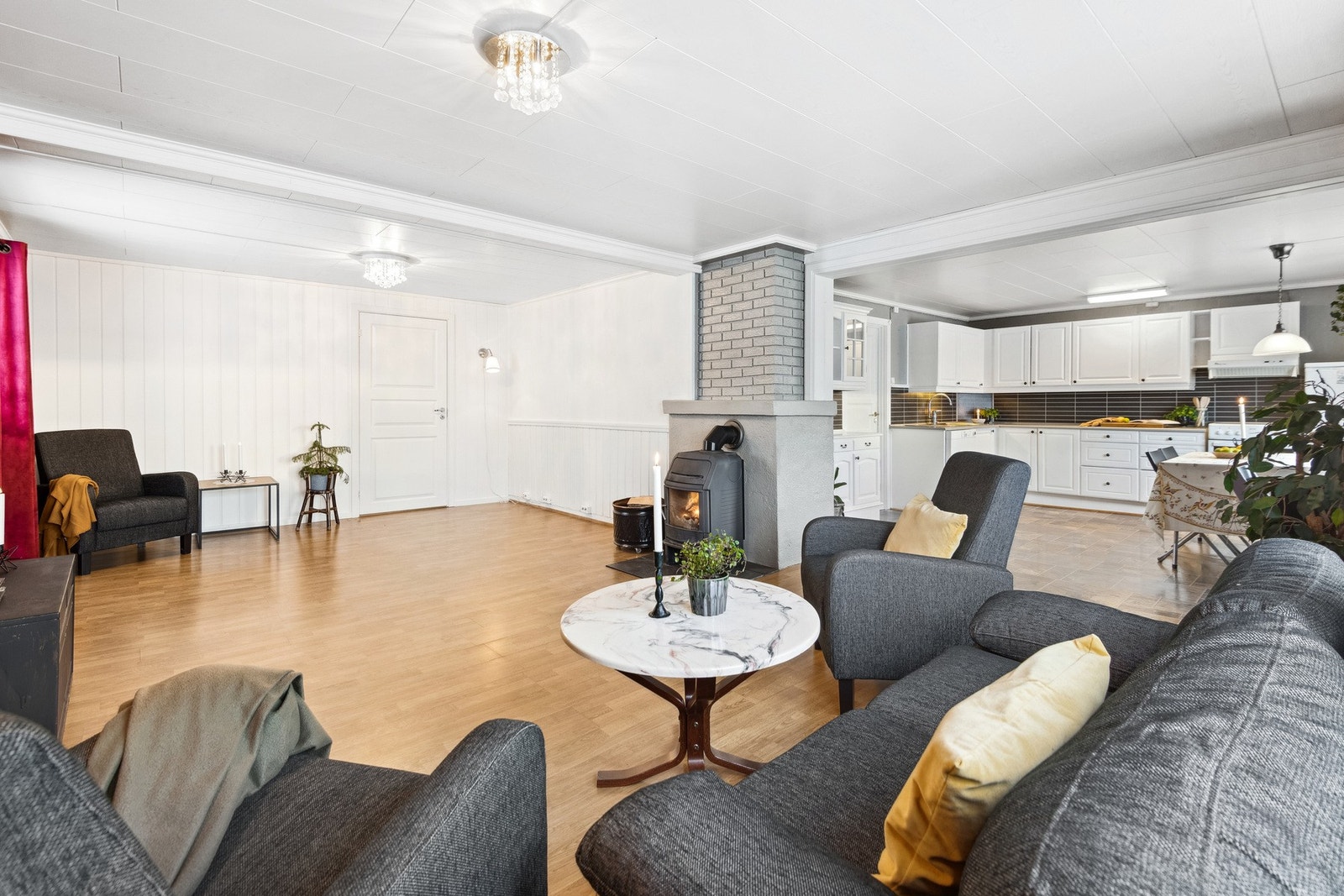 Boligen varmes opp med strøm og vedfyring. Galleribilde