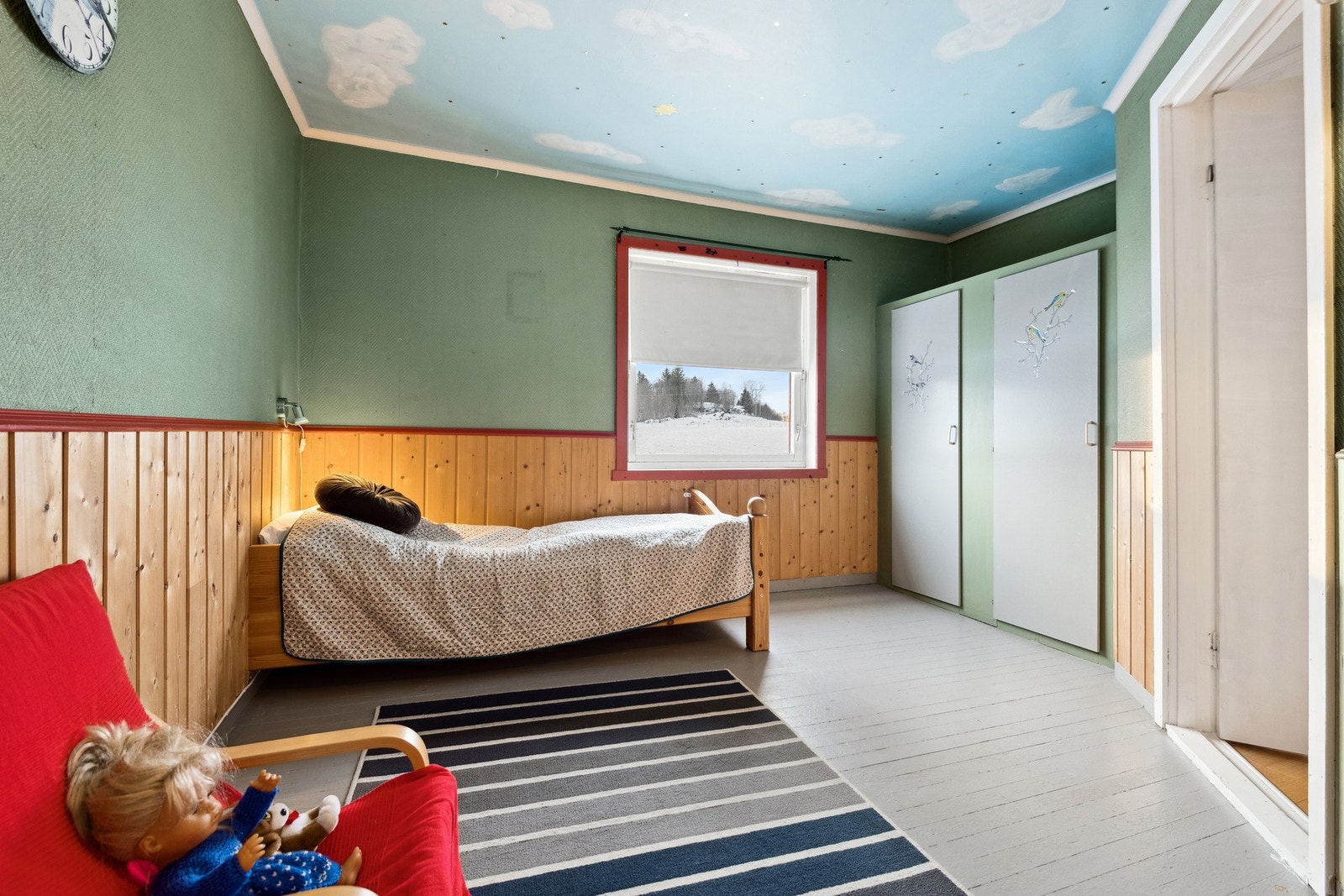 Soverom på ca. 11 kvm med plassbygd garderobe. Galleribilde