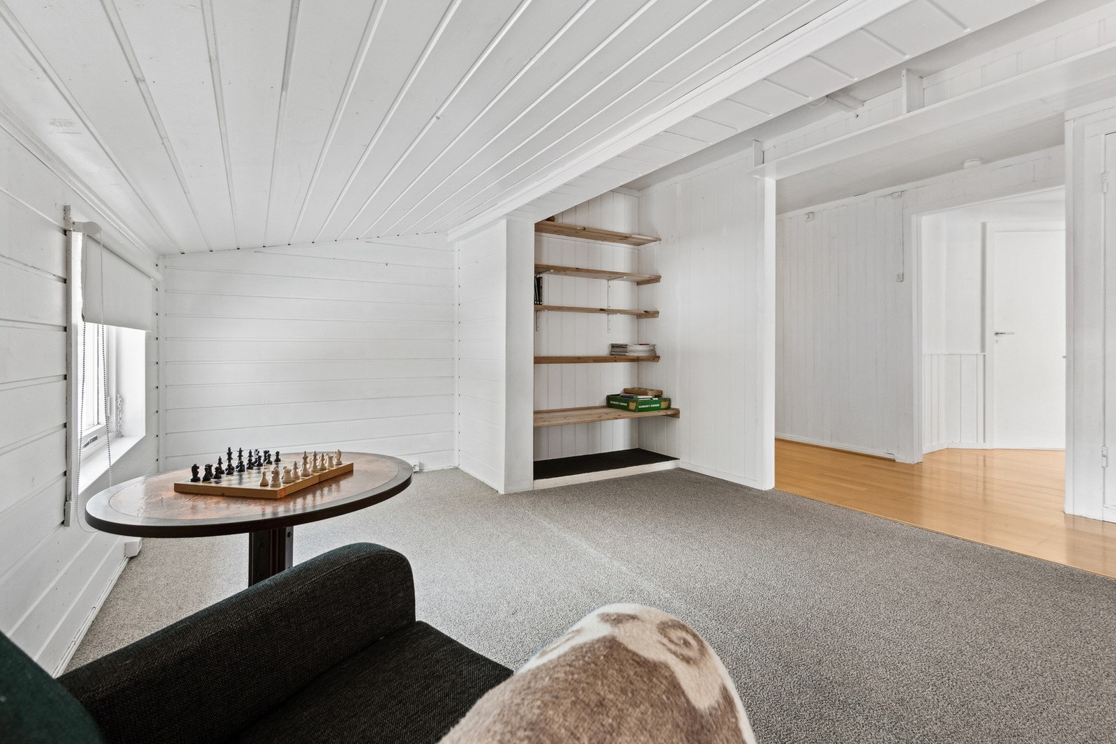 Loftstue med gode møbleringsmuligheter. Galleribilde