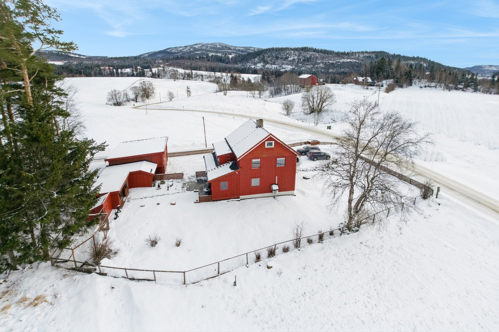 En innholdsrik og sjarmerende enebolig beliggende landlig til i Markabygda. Galleribilde
