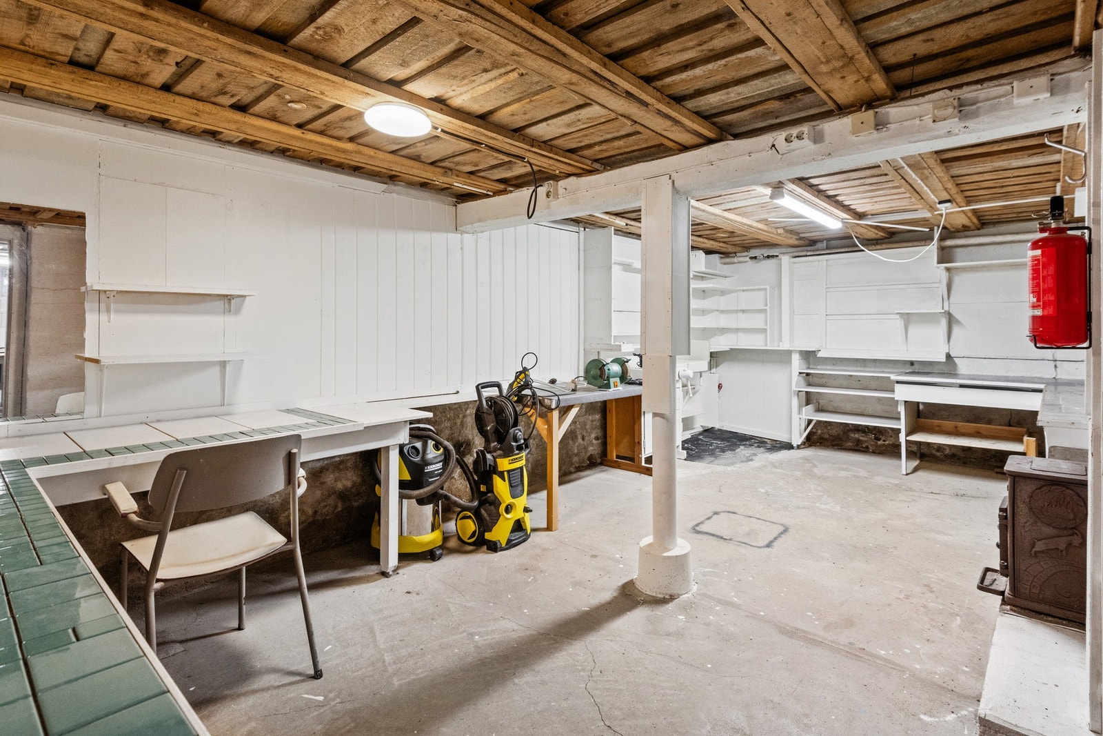 I tillegg er det mye lagringsplass i kjelleren. Galleribilde