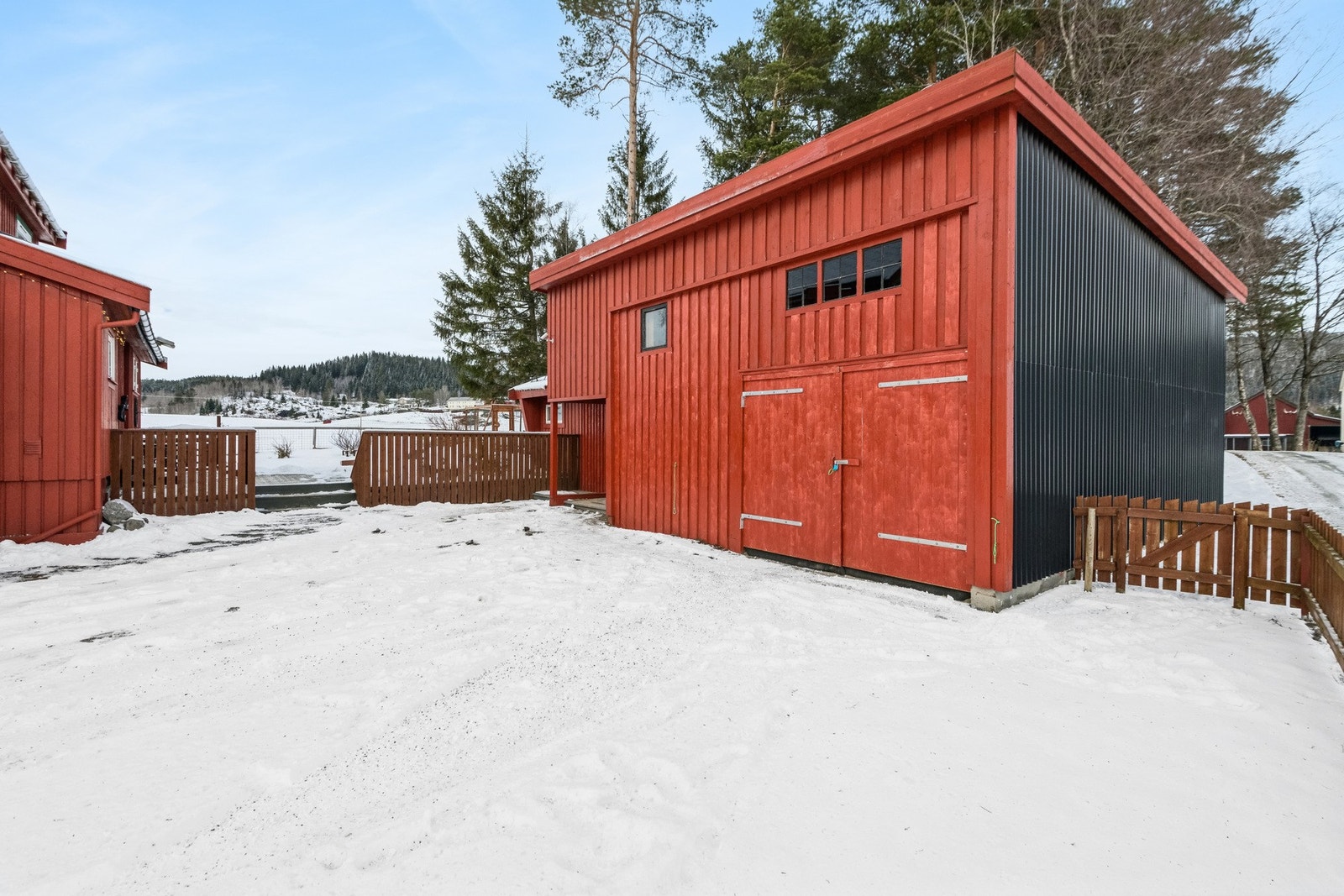 Romslig garasje med masse lagringsplass. Galleribilde
