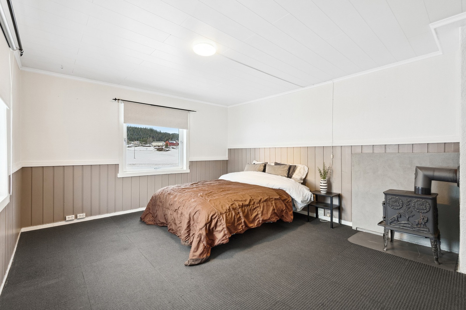 Soverom på ca. 17 kvm med god plass til dobbeltseng og garderobeløsning. Galleribilde