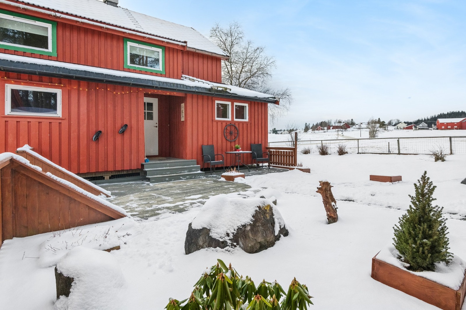 Eiendommen har en romslig tomt med flere trivelige uteplasser. Galleribilde