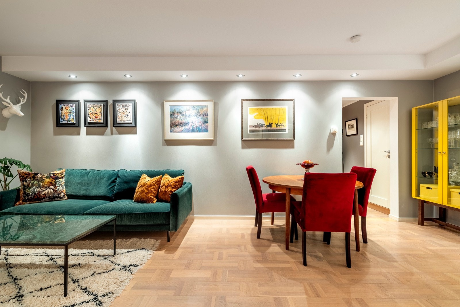 Stue og kjøkken i åpen løsning med god plass til spisebord Galleribilde