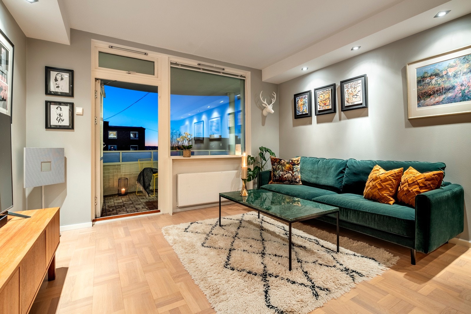 Stue med utgang solrik balkong på ca. 8 m² Galleribilde