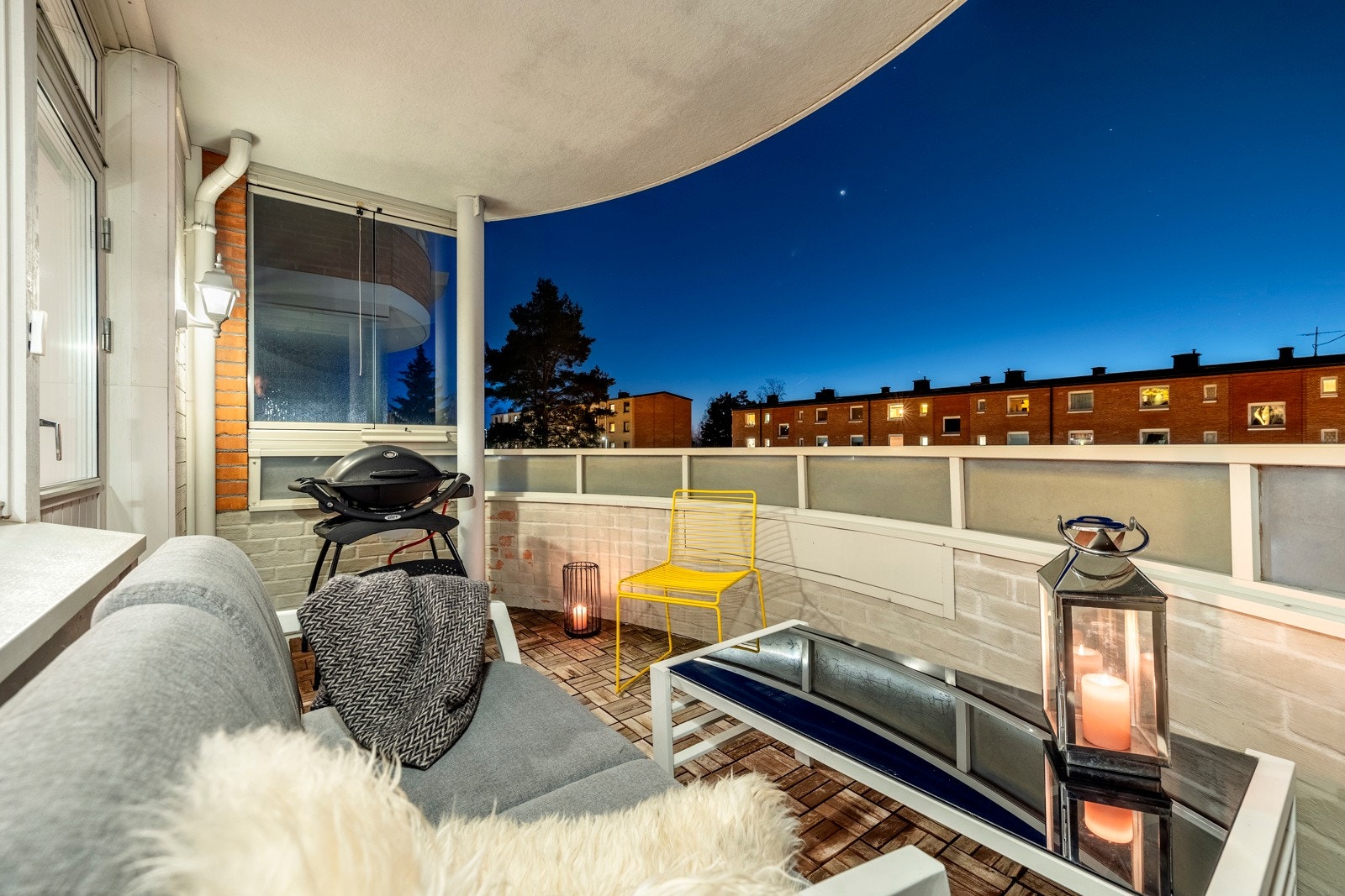 Skrånende terreng mot vest gir god høyde og flott utsikt fra balkong, stue og soverom Galleribilde