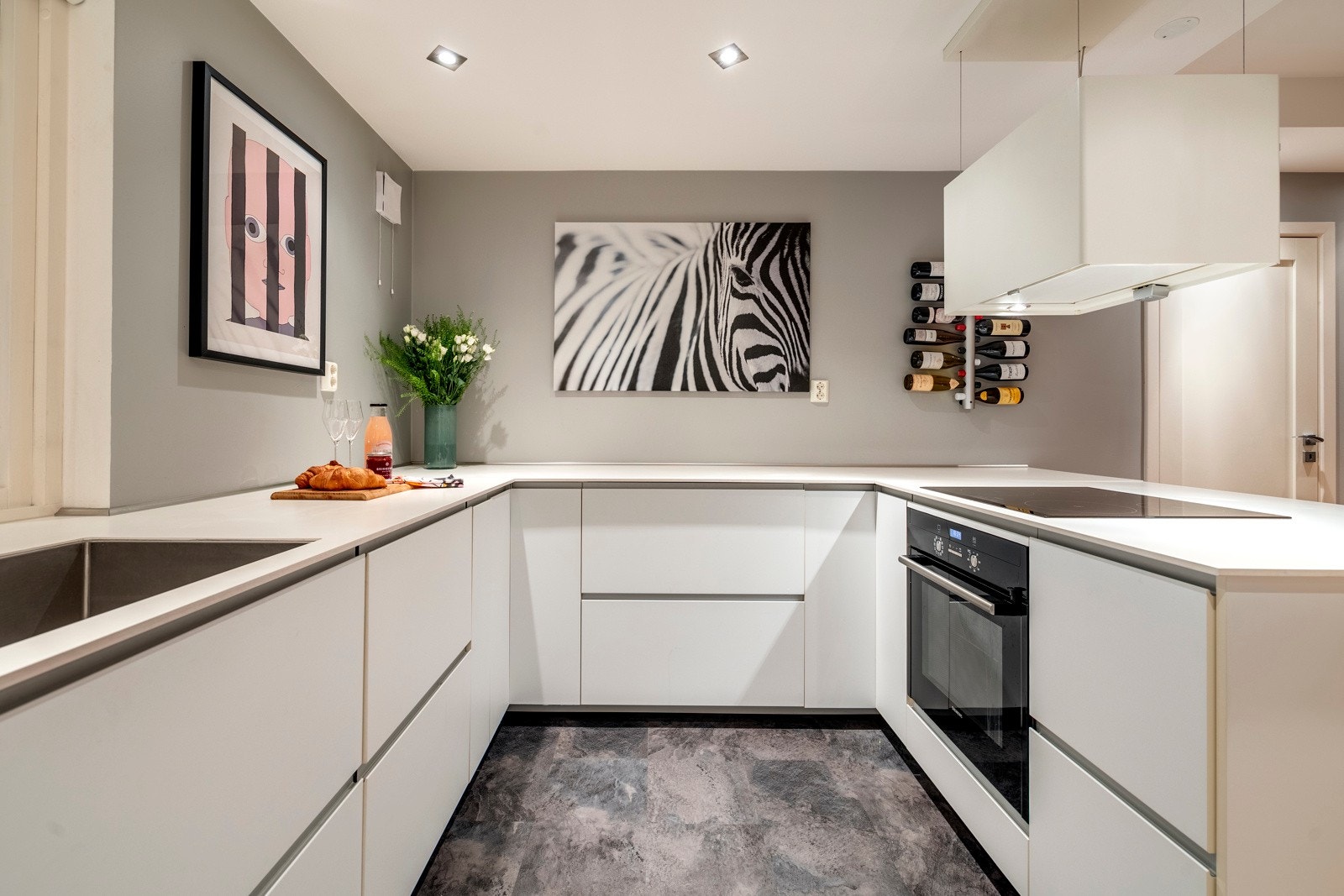 Alt av hvitevarer på kjøkken medfølger ved salg Galleribilde