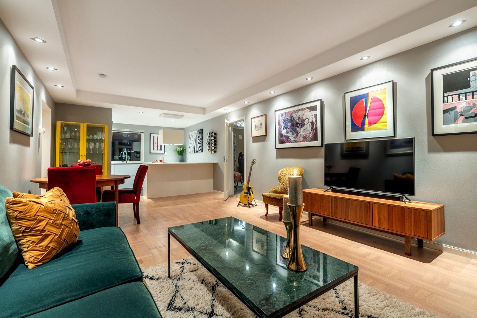 Stue og kjøkken i åpen løsning Galleribilde