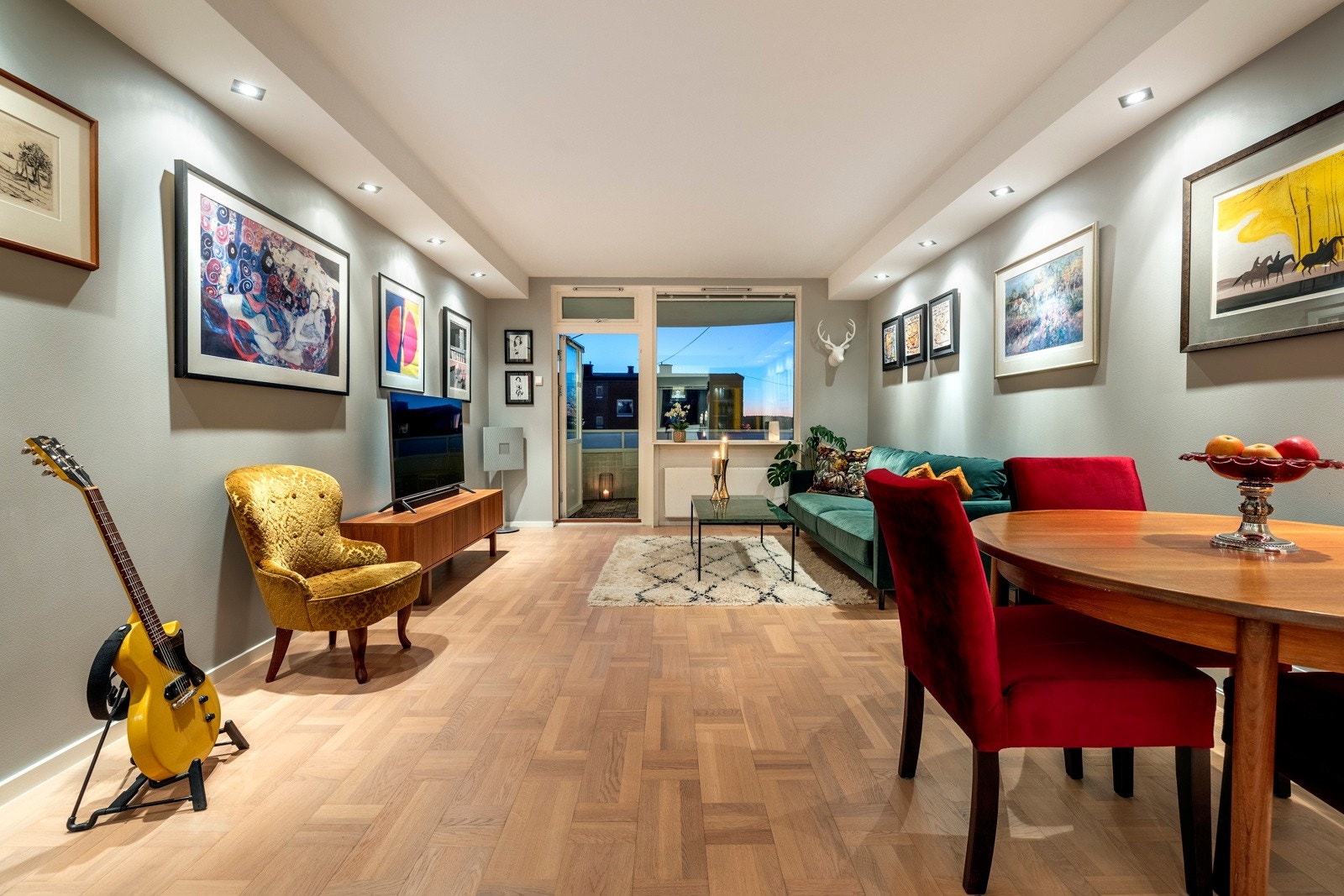 Romslig stue med flott finish - Downlights belysning og parkettgulv Galleribilde