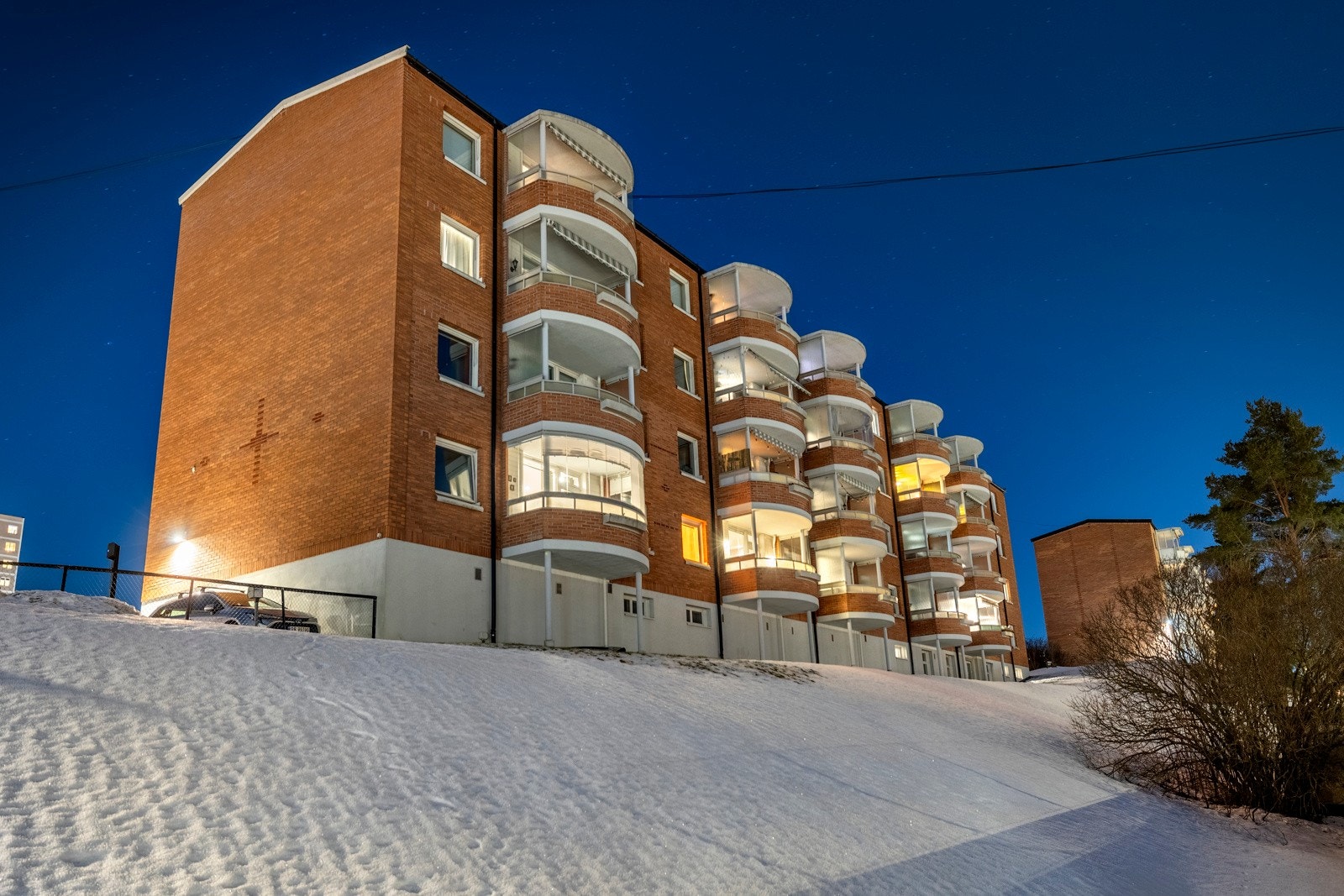 Skrånende terreng mot vest gir god høydefølelse og flott utsikt Galleribilde