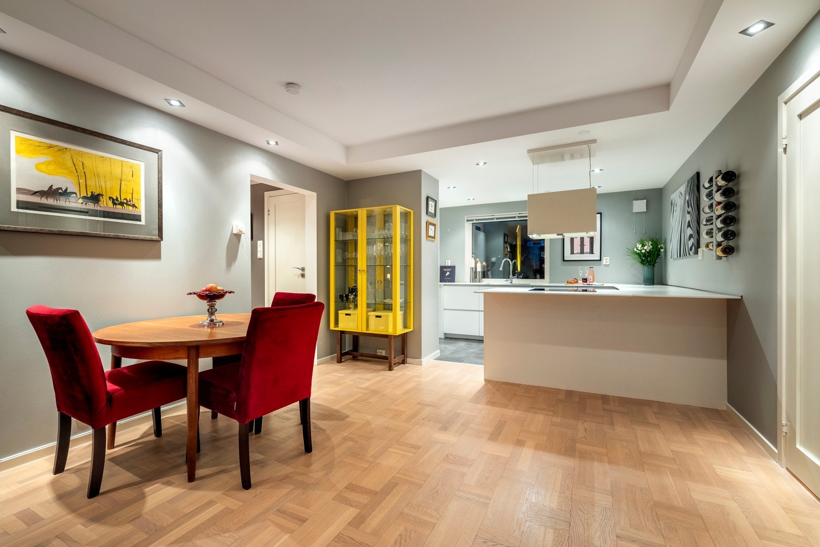 Kjøkken med spiseplass Galleribilde