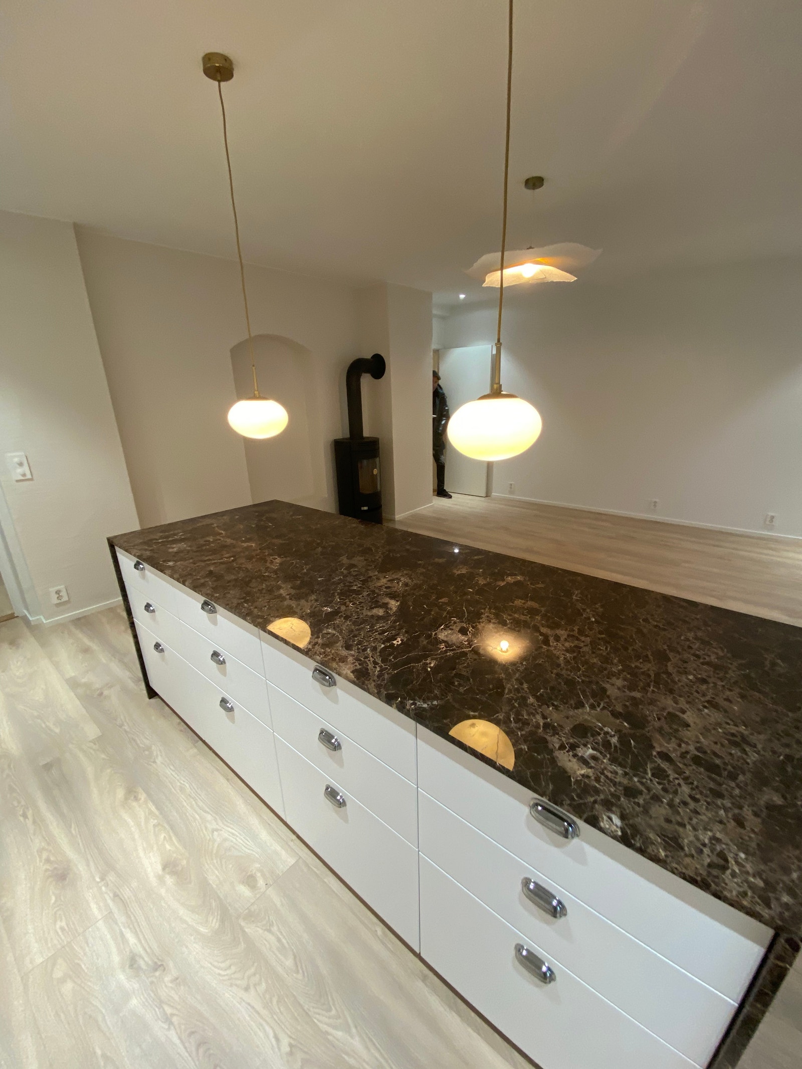 Helt nytt kjøkken med hvitevarer og nydelig sten Galleribilde