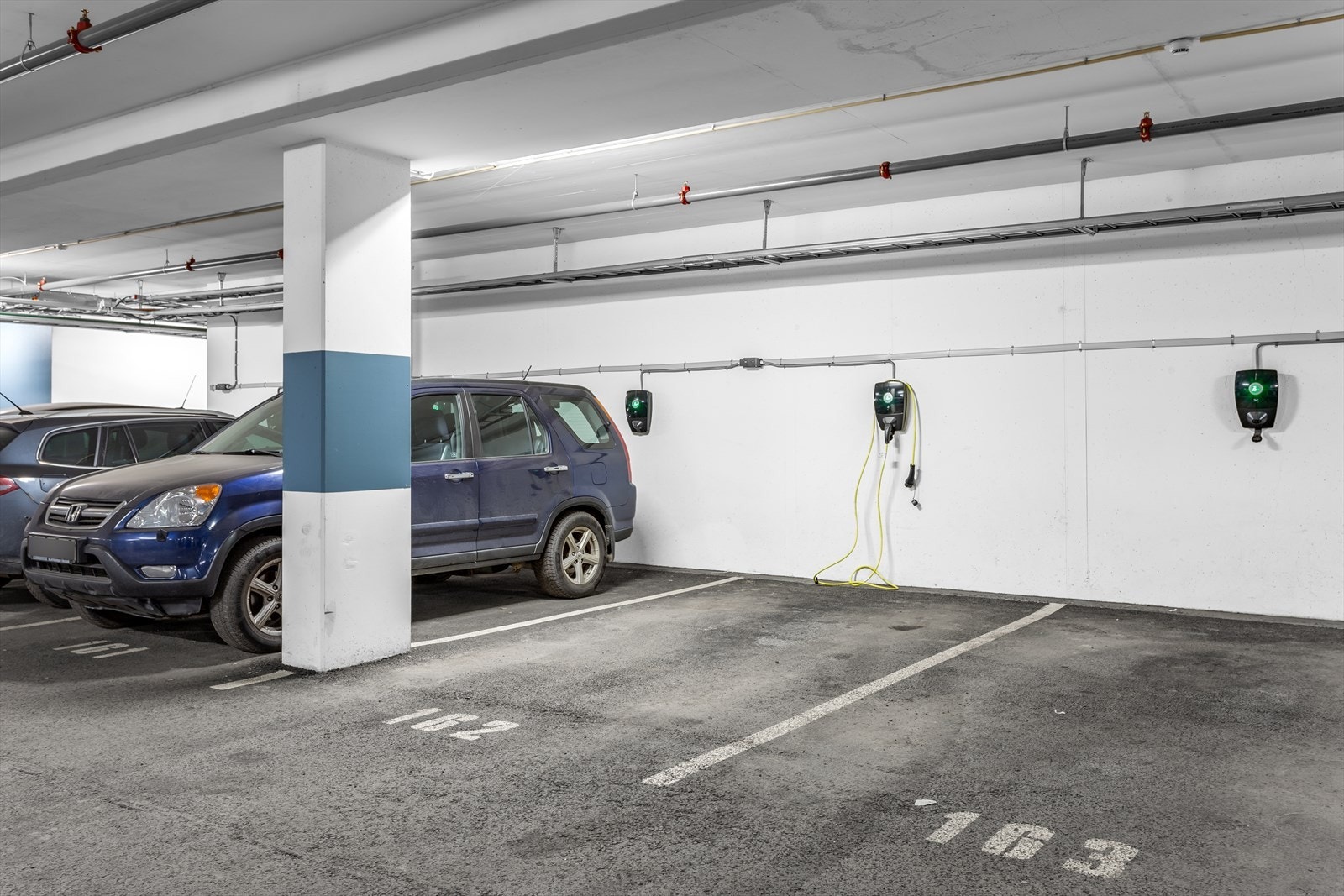 Garasjeplass med el-billader. Perfekt plassering rett ved heisen Galleribilde