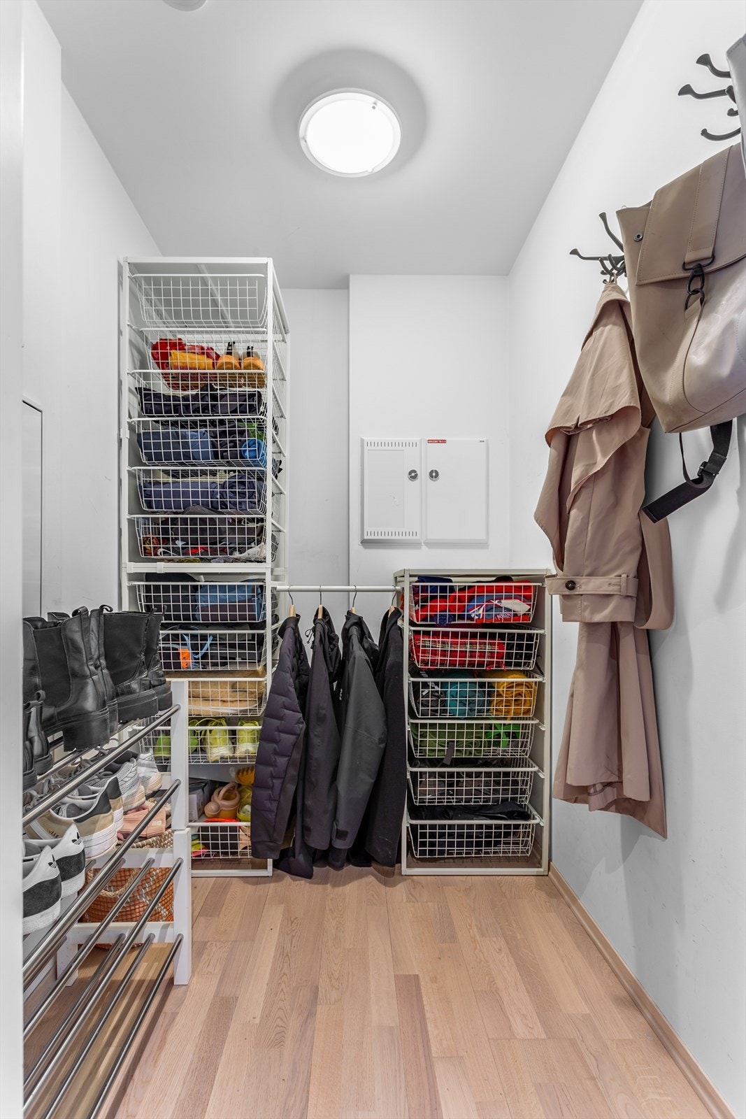 Særdeles praktisk garderoberom/bod med en gang du kommer inn Galleribilde