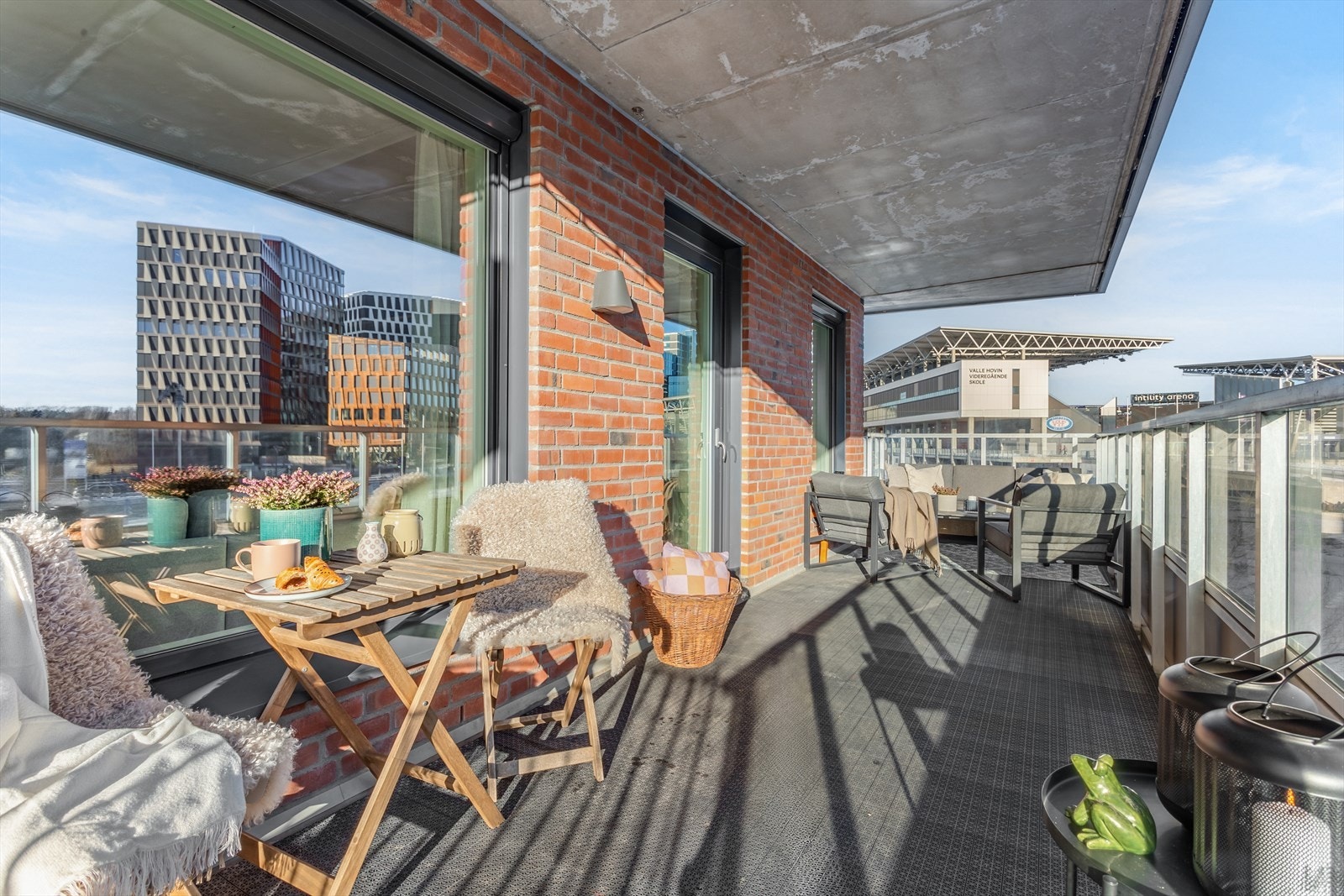 Stor balkong på hele 22 kvm med dagsol og hyggelig utsyn over nærområdet. Plass til flere sittegrupper og grill Galleribilde