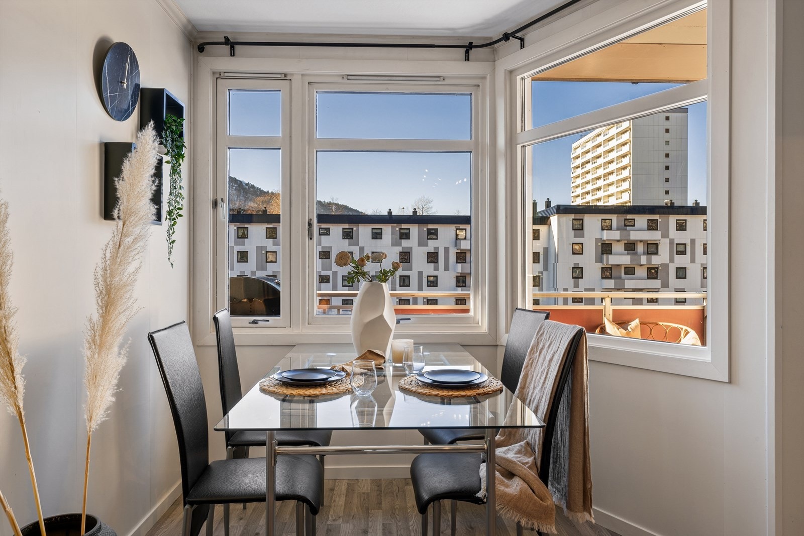 Store vindusflater sikrer godt med naturlig lys og bidrar til å skape en luftig atmosfære i rommet. Galleribilde