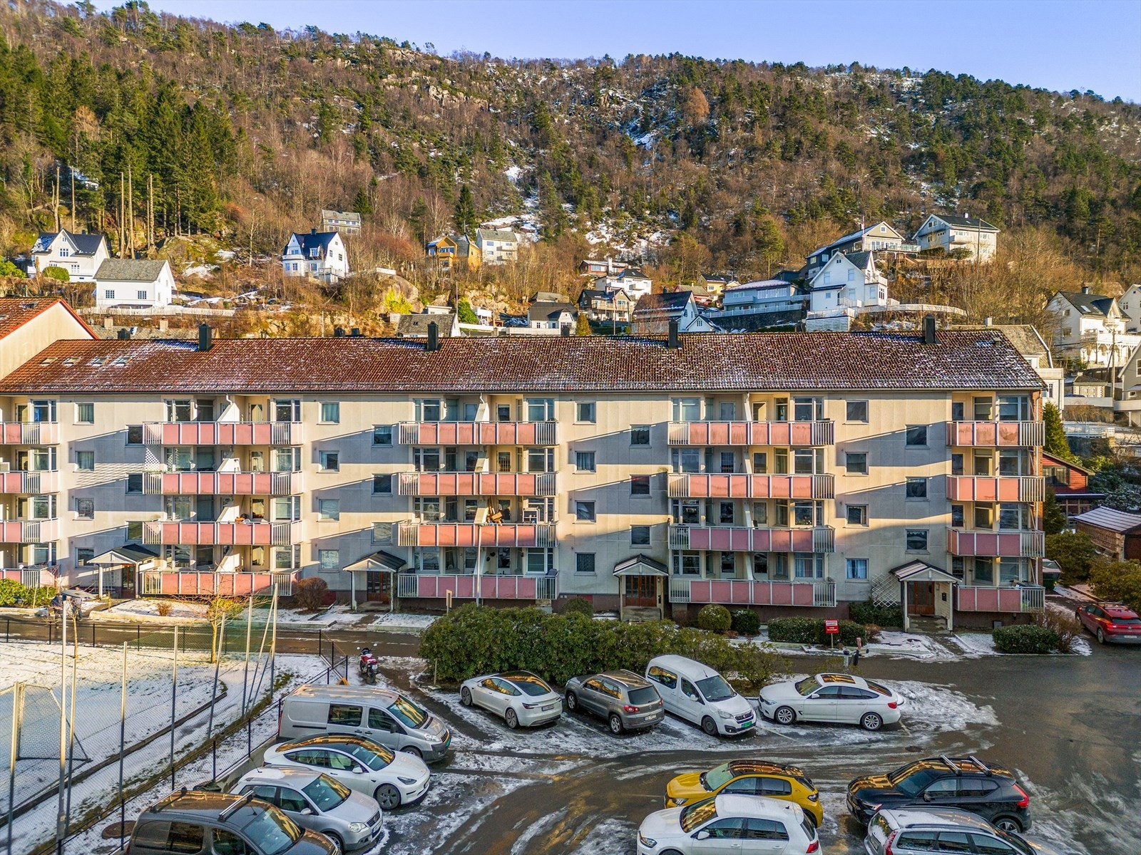 Det er parkeringsplass for beboere like utenfor. Her er det "førstemann til mølla" prinsippet som gjelder. Galleribilde