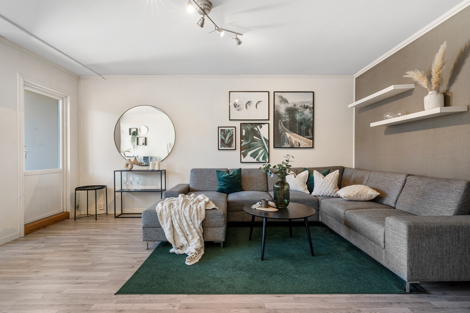 Rommet er stort og åpent med naturlig inndeling av de ulike sonene. Galleribilde