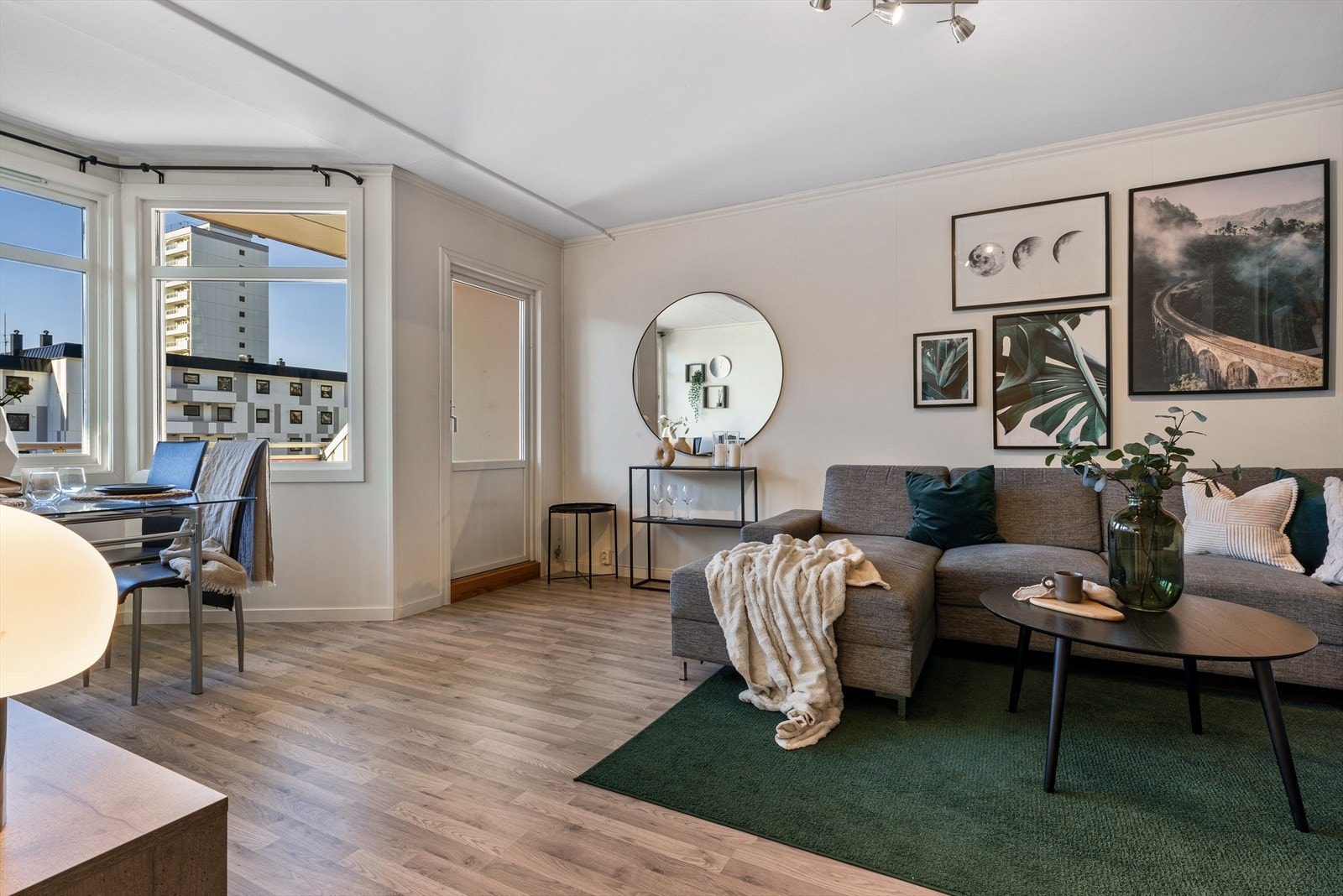 Leiligheten har en lys og luftig stue med gode møbleringsmuligheter. Galleribilde