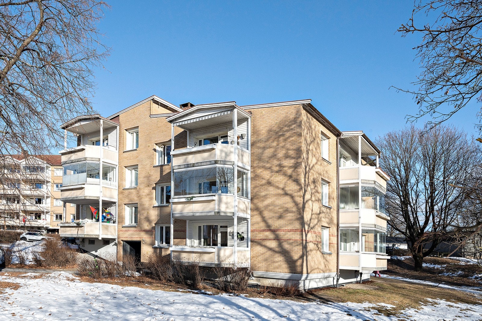 Leiligheten ligger i et veletablert og attraktivt boligområde på Lilleberg i bydel Gamle Oslo. Området er kjent for sine grønne omgivelser og nærhet til flere parker og rekreasjonsområder. Galleribilde