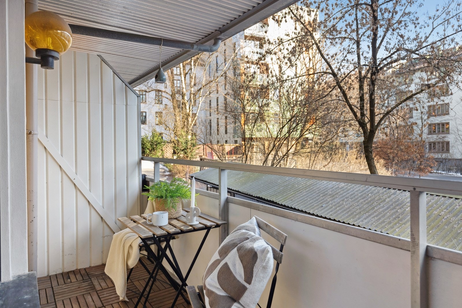 Balkongen er på 5 kvm og gir rom til spisebord, en liten sofagruppe hvis ønskelig og grill Galleribilde