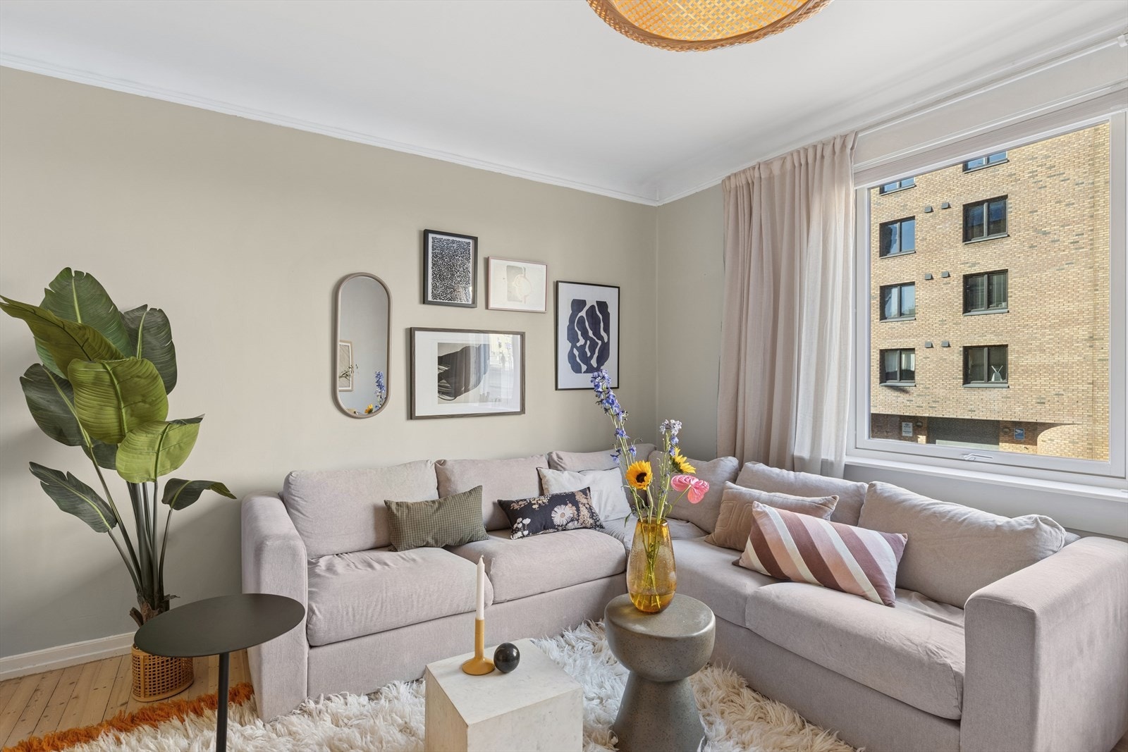 Stuen er av svært god størrelse og har plass til en stor hjørnesofa og tilhørende møblement Galleribilde