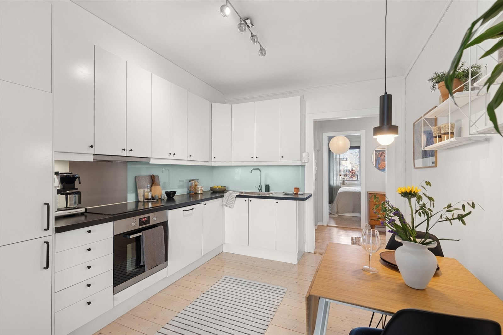 Kjøkkenet er av god størrelse med rikelig av oppbevaringsplass i over og underskap Galleribilde