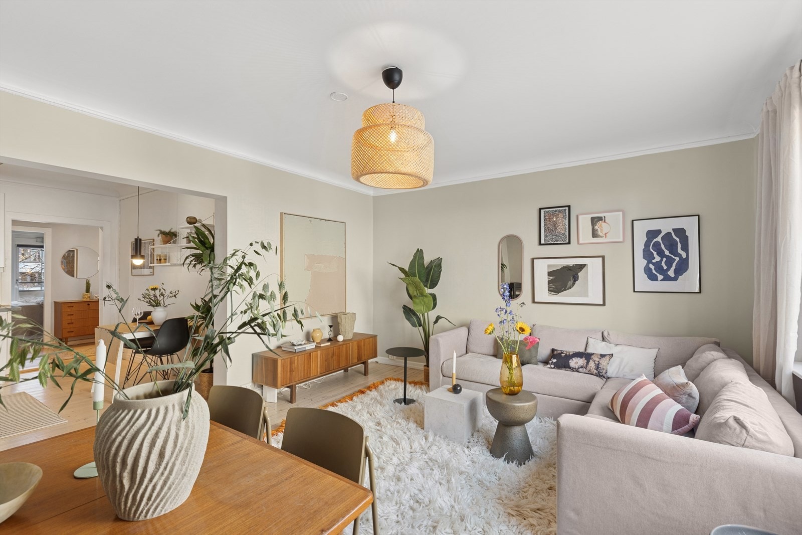 Stuen ble nymalt i den populære fargen "space" som står godt til alt av innredning Galleribilde