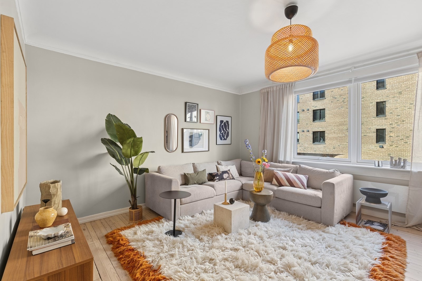 Leiligheten ligger i en meget høy 1. etasje - helt uten innsyn fra bakkeplan. Galleribilde