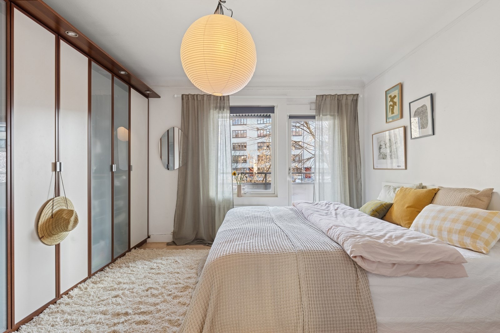 Soverom av svært god størrelse. God plass til dobbeltseng, garderobe og kontor Galleribilde