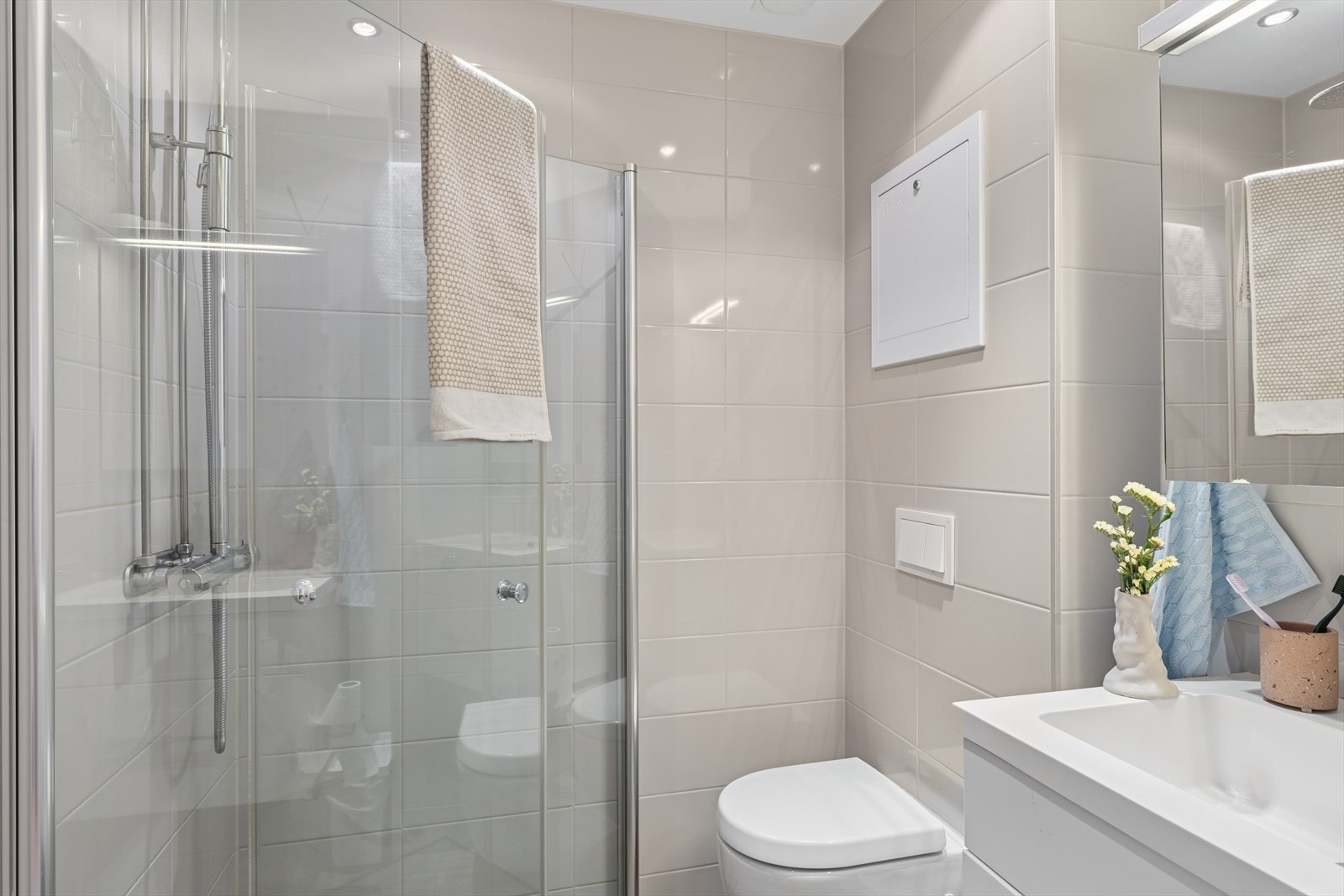 God plass til lagring i servant- og speil-skap Galleribilde